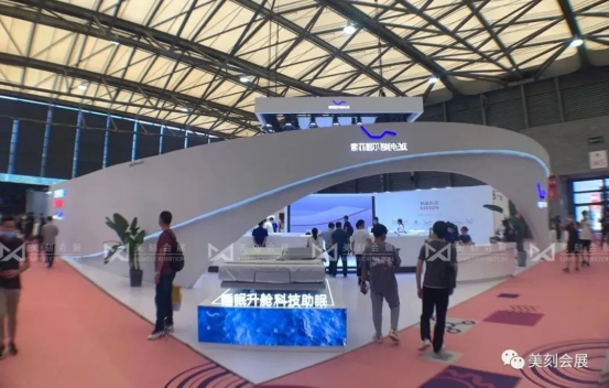 充滿科技感的設(shè)計(jì)加上智能電動床，索菲莉爾展臺搭建設(shè)計(jì)獲得大批關(guān)注